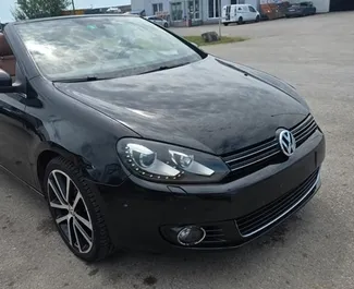Frontansicht eines Mietwagens Volkswagen Golf Cabrio am Flughafen Burgas, Bulgarien ✓ Auto Nr.14974. ✓ Automatisch TM ✓ 0 Bewertungen.
