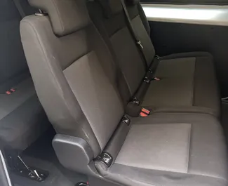 Diesel L Motor von Opel Vivaro 2022 zur Miete in Prag.