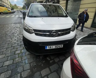 Frontansicht eines Mietwagens Opel Vivaro in Prag, Tschechische Republik ✓ Auto Nr.14954. ✓ Schaltgetriebe TM ✓ 0 Bewertungen.