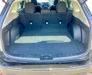 Innenraum von Subaru Forester zur Miete in Georgien. Ein großartiges 5-Sitzer Fahrzeug mit Automatisch Getriebe.