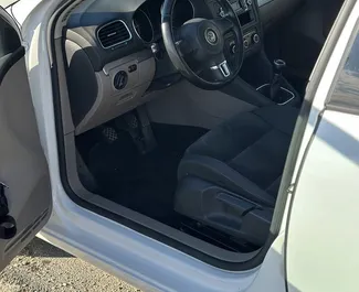 Frontansicht eines Mietwagens Volkswagen Golf 6 am Flughafen von Tirana, Albanien ✓ Auto Nr.14822. ✓ Schaltgetriebe TM ✓ 0 Bewertungen.
