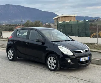 Frontansicht eines Mietwagens Hyundai i20 am Flughafen von Tirana, Albanien ✓ Auto Nr.14824. ✓ Automatisch TM ✓ 0 Bewertungen.