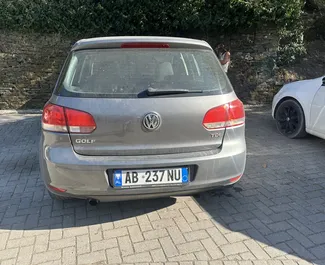 Frontansicht eines Mietwagens Volkswagen Golf 6 am Flughafen von Tirana, Albanien ✓ Auto Nr.14849. ✓ Schaltgetriebe TM ✓ 0 Bewertungen.