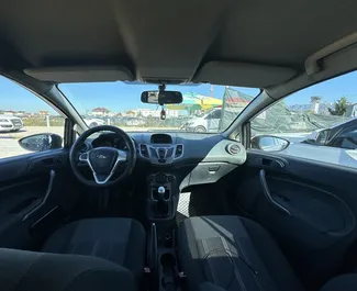 Autovermietung Ford Fiesta Nr.14837 Schaltgetriebe am Flughafen von Tirana, ausgestattet mit einem 1,6L Motor ➤ Von Vilson in Albanien.