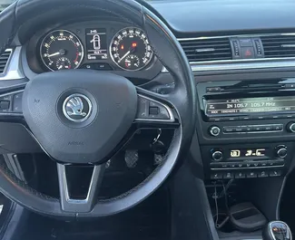 Benzin 1,2L Motor von Skoda Rapid Spaceback 2016 zur Miete am Flughafen von Tirana.