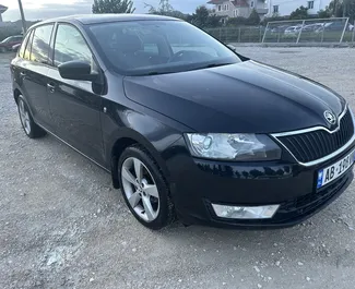 Autovermietung Skoda Rapid Spaceback Nr.14959 Schaltgetriebe am Flughafen von Tirana, ausgestattet mit einem 1,2L Motor ➤ Von Romeo in Albanien.