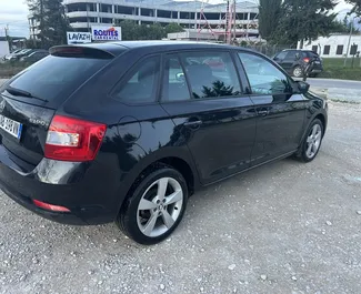 Frontansicht eines Mietwagens Skoda Rapid Spaceback am Flughafen von Tirana, Albanien ✓ Auto Nr.14959. ✓ Schaltgetriebe TM ✓ 0 Bewertungen.