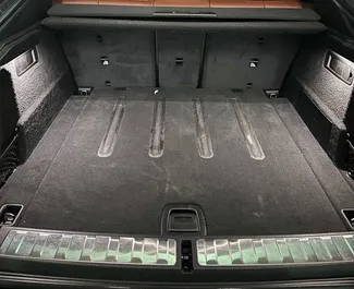 BMW X6 2023 mit Antriebssystem Heckantrieb, verfügbar in Dubai.