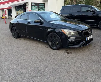 Innenraum von Mercedes-Benz CLA250 zur Miete in Georgien. Ein großartiges 5-Sitzer Fahrzeug mit Automatisch Getriebe.