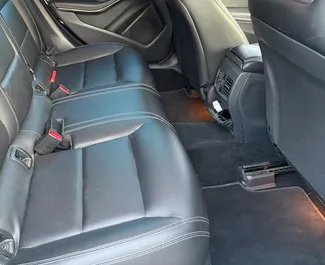 Benzin 2,5L Motor von Mercedes-Benz CLA250 2018 zur Miete in Tiflis.
