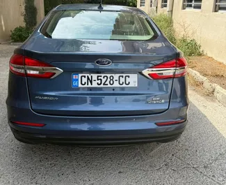 Innenraum von Ford Fusion Sedan zur Miete in Georgien. Ein großartiges 5-Sitzer Fahrzeug mit Automatisch Getriebe.