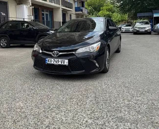 Frontansicht eines Mietwagens Toyota Camry in Tiflis, Georgien ✓ Auto Nr.14833. ✓ Automatisch TM ✓ 0 Bewertungen.