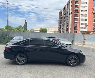 Toyota Camry 2017 mit Antriebssystem Frontantrieb, verfügbar in Tiflis.