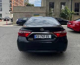 Benzin 2,0L Motor von Toyota Camry 2017 zur Miete in Tiflis.