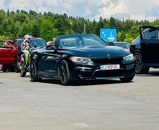 Innenraum von BMW M4 Cabrio zur Miete in Georgien. Ein großartiges 4-Sitzer Fahrzeug mit Automatisch Getriebe.