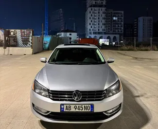 Frontansicht eines Mietwagens Volkswagen Passat in Tirana, Albanien ✓ Auto Nr.14951. ✓ Automatisch TM ✓ 0 Bewertungen.