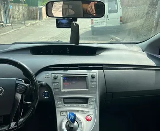 Toyota Prius 2015 zur Miete verfügbar in Tiflis, mit Kilometerbegrenzung 100 km/Tag.