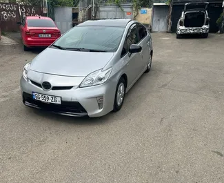 Frontansicht eines Mietwagens Toyota Prius in Tiflis, Georgien ✓ Auto Nr.14814. ✓ Automatisch TM ✓ 0 Bewertungen.