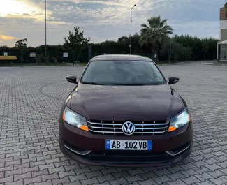 Frontansicht eines Mietwagens Volkswagen Passat in Tirana, Albanien ✓ Auto Nr.14847. ✓ Automatisch TM ✓ 0 Bewertungen.