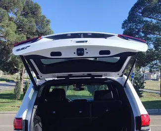 Kilometerbegrenzung bei der Miete von Jeep Grand Cherokee in Georgien Jeep Grand Cherokee 2020 zur Miete verfügbar in Tiflis, mit Kilometerbegrenzung 250 km/Tag.