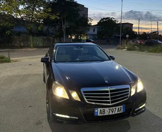 Frontansicht eines Mietwagens Mercedes-Benz E-Class in Tirana, Albanien ✓ Auto Nr.14856. ✓ Automatisch TM ✓ 0 Bewertungen.