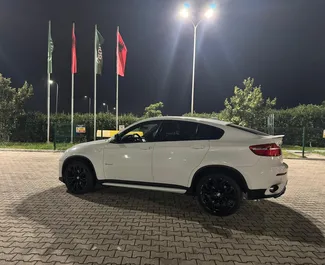 Innenraum von BMW X6 zur Miete in Albanien. Ein großartiges 4-Sitzer Fahrzeug mit Automatisch Getriebe.