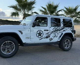 Jeep Wrangler Sahara 2022 mit Antriebssystem Allradantrieb, verfügbar in Alicante.