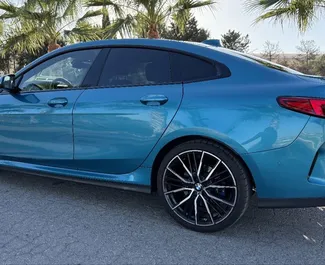 Vermietung BMW 218i. Komfort Fahrzeug zur Miete in Spanien ✓ Kaution Einzahlung von 500 EUR ✓ Versicherungsoptionen KFZ-HV.