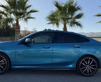 Innenraum von BMW 218i zur Miete in Spanien. Ein großartiges 5-Sitzer Fahrzeug mit Automatisch Getriebe.