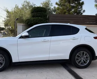 Alfa Romeo Stelvio Quadrifoglio 2020 zur Miete verfügbar in Alicante, mit Kilometerbegrenzung 250 km/Tag.