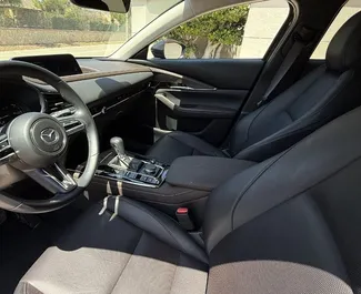 Innenraum von Mazda CX-30 zur Miete in Spanien. Ein großartiges 5-Sitzer Fahrzeug mit Automatisch Getriebe.