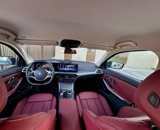 BMW 320i 2025 zur Miete verfügbar in Dubai, mit Kilometerbegrenzung 250 km/Tag.