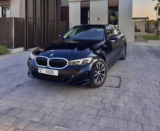 Frontansicht eines Mietwagens BMW 320i in Dubai, VAE ✓ Auto Nr.14818. ✓ Automatisch TM ✓ 0 Bewertungen.