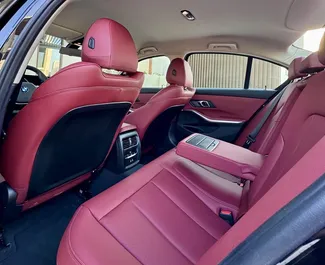 Benzin 1,8L Motor von BMW 320i 2025 zur Miete in Dubai.