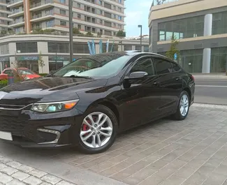 Frontansicht eines Mietwagens Chevrolet Malibu in Baku, Aserbaidschan ✓ Auto Nr.14677. ✓ Automatisch TM ✓ 0 Bewertungen.