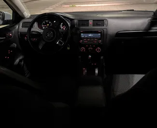 Volkswagen Jetta 2015 zur Miete verfügbar in Tirana, mit Kilometerbegrenzung unbegrenzte.