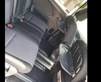 Innenraum von Nissan Serena zur Miete auf Zypern. Ein großartiges 8-Sitzer Fahrzeug mit Automatisch Getriebe.