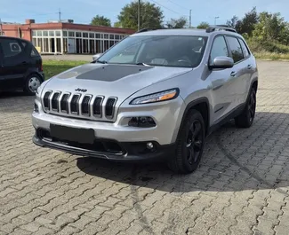 Frontansicht eines Mietwagens Jeep Cherokee in Kutaisi, Georgien ✓ Auto Nr.15118. ✓ Automatisch TM ✓ 0 Bewertungen.