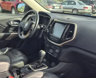 Jeep Cherokee 2018 zur Miete verfügbar in Kutaisi, mit Kilometerbegrenzung unbegrenzte.