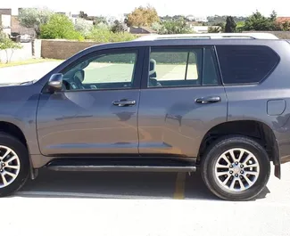 Benzin 2,7L Motor von Toyota Land Cruiser Prado 2018 zur Miete in Baku.