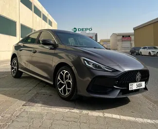 Frontansicht eines Mietwagens MG 5/GT in Dubai, VAE ✓ Auto Nr.15079. ✓ Automatisch TM ✓ 0 Bewertungen.