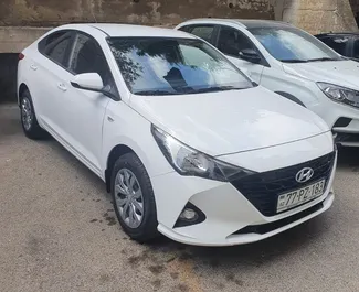 Frontansicht eines Mietwagens Hyundai Accent in Baku, Aserbaidschan ✓ Auto Nr.13504. ✓ Automatisch TM ✓ 1 Bewertungen.