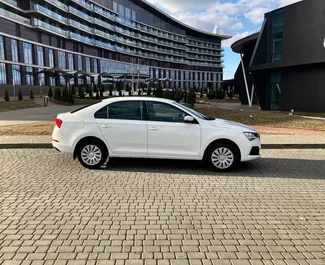 Frontansicht eines Mietwagens Skoda Rapid in Minsk, Weißrussland ✓ Auto Nr.15018. ✓ Schaltgetriebe TM ✓ 0 Bewertungen.
