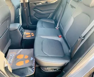 Innenraum von Mitsubishi Xpander zur Miete in VAE. Ein großartiges 7-Sitzer Fahrzeug mit Automatisch Getriebe.