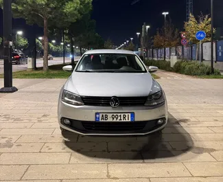 Frontansicht eines Mietwagens Volkswagen Jetta in Tirana, Albanien ✓ Auto Nr.15102. ✓ Automatisch TM ✓ 0 Bewertungen.
