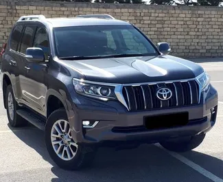 Frontansicht eines Mietwagens Toyota Land Cruiser Prado in Baku, Aserbaidschan ✓ Auto Nr.15076. ✓ Automatisch TM ✓ 0 Bewertungen.
