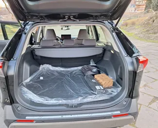 Mietwagen Toyota Rav4 2024 in Georgien, mit Hybride-Kraftstoff und 180 PS ➤ Ab 140 GEL pro Tag.