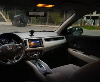 Innenraum von Honda HR-V zur Miete in Georgien. Ein großartiges 5-Sitzer Fahrzeug mit Automatisch Getriebe.
