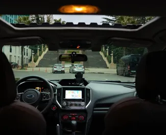 Innenraum von Subaru Impreza zur Miete in Georgien. Ein großartiges 5-Sitzer Fahrzeug mit Automatisch Getriebe.