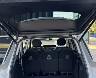 Innenraum von Citroen C4 Grand Picasso zur Miete in Spanien. Ein großartiges 7-Sitzer Fahrzeug mit Automatisch Getriebe.